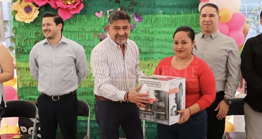 Con festejos, reconoce gobierno del estado labor de madres trabajadoras