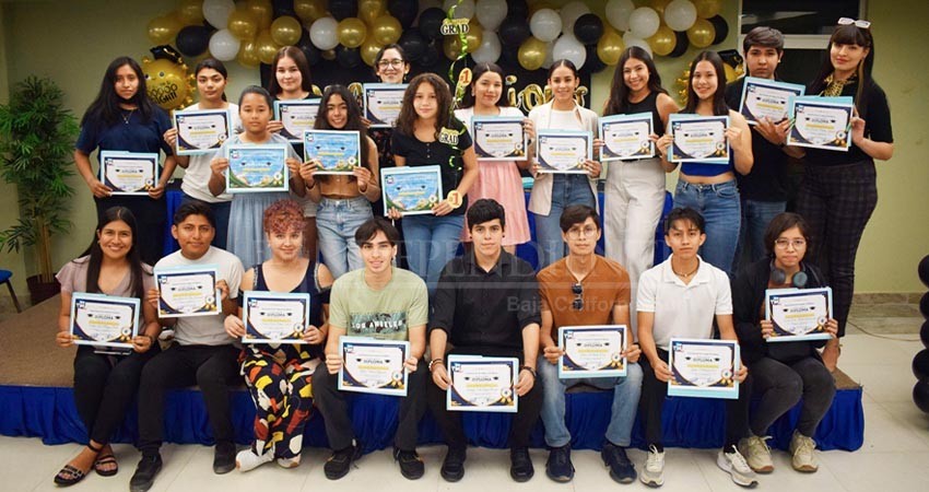54 estudiantes del Departamento de Lenguas Extranjeras obtuvieron sus diplomas por haber completado el programa de estudios de inglés.