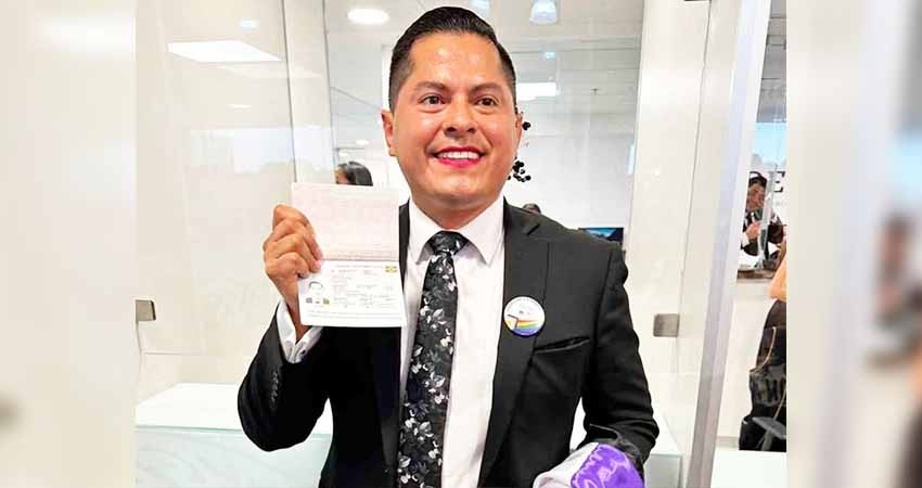 Marcelo Ebrard entrega el primer pasaporte no binario