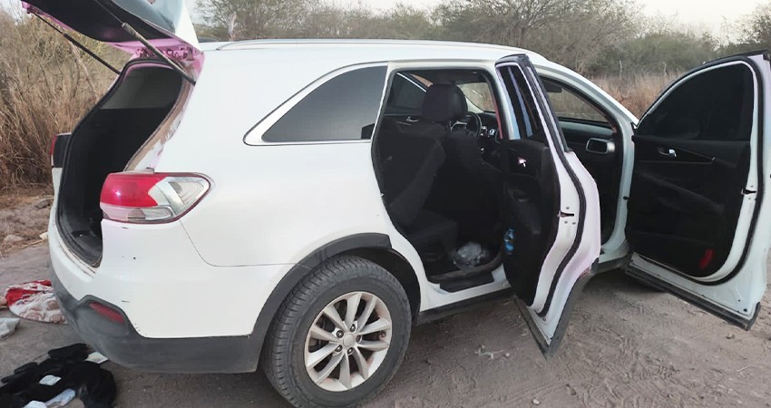 Detienen a un civil con arma de fuego y uniformes militares