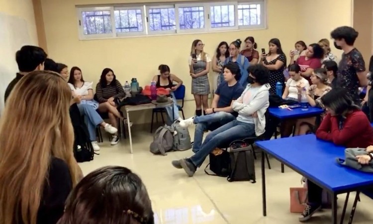 Acusan a UABCS de obligar a estudiante a disculparse públicamente por exhibir a su presunto agresor