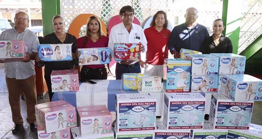 Agradece alcalde Leggs Castro donativo de pañales a directivos y personal del restaurante Mango Deck