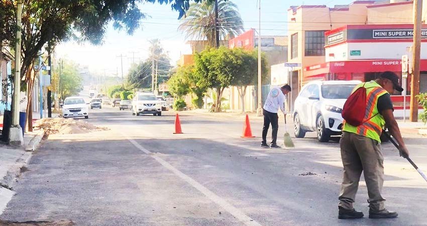 Realiza Servicios Públicos limpieza de calles por fuga de agua