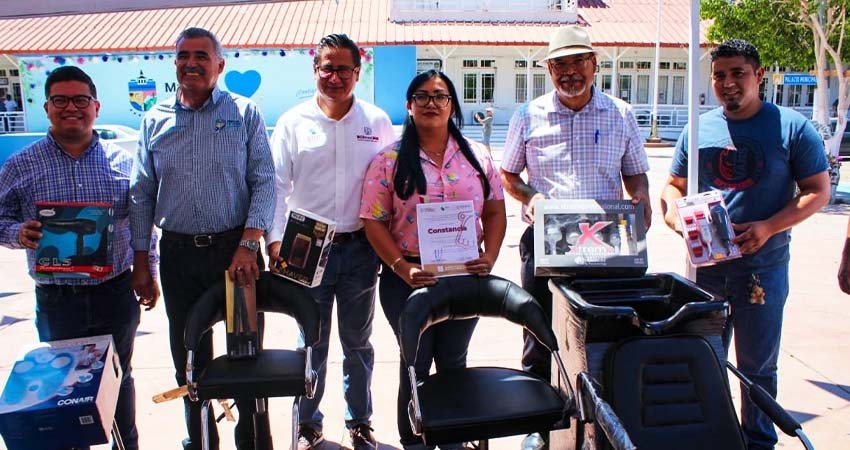 En Mulegé, gobierno del estado entrega apoyos para el autoempleo