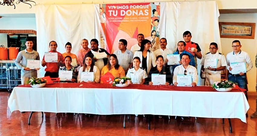 Salud estatal entrega reconocimientos a donadores altruistas de sangre