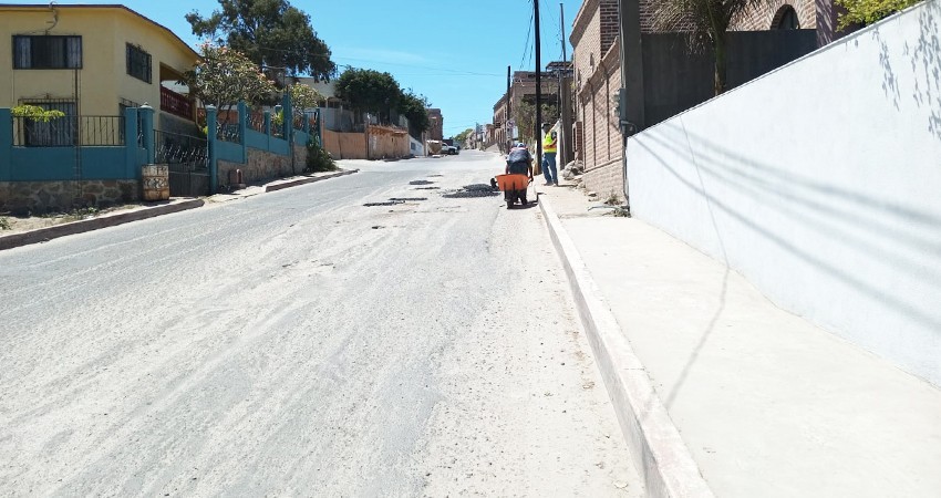 Lleva a cabo Servicios Públicos bacheo en calles de Todos Santos