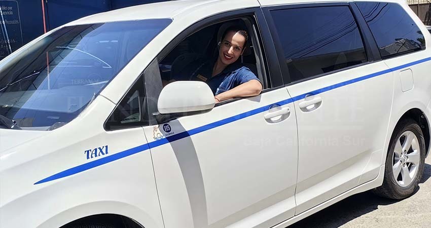 Sitio de taxis en CSL presume a su primera mujer tras el volante