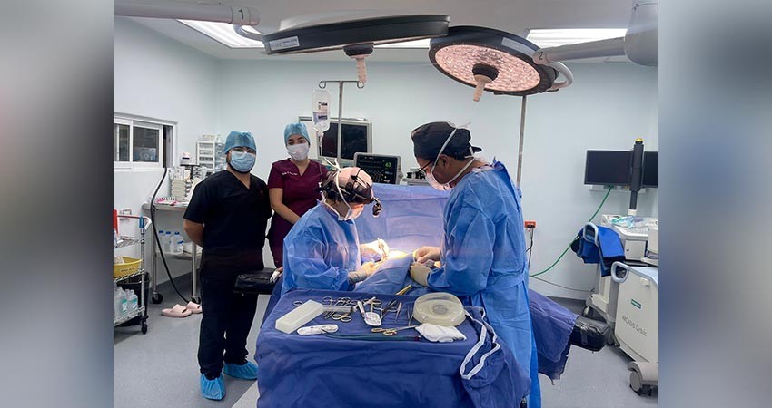 Asociación de médicos dona 45 cirugías de reconstrucción mamaria a pacientes de BCS