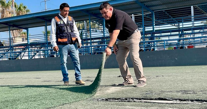 Compromete alcalde Oscar Leggs Castro la rehabilitación del pasto sintético de la cancha de fútbol 7