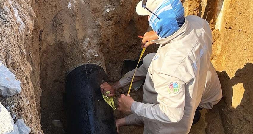 Para asegurar el tandeo de la colonia Leonardo Gastélum en Cabo San Lucas, repara OOMSAPAS Los Cabos fuga sobre Avenida a La Candelaria