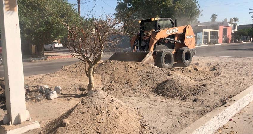 Realiza Servicios Públicos extracción de tierra en el bulevar Padre Kino