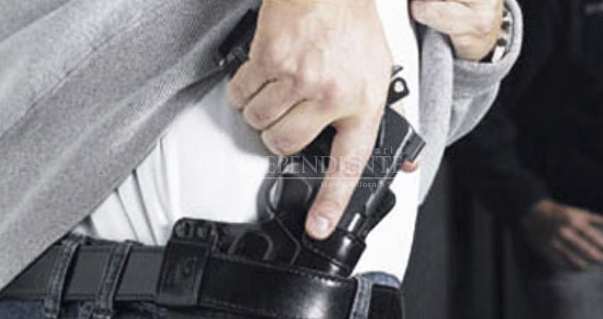 FGR vincula y sentencia a dos personas por posesión de armas en La Paz