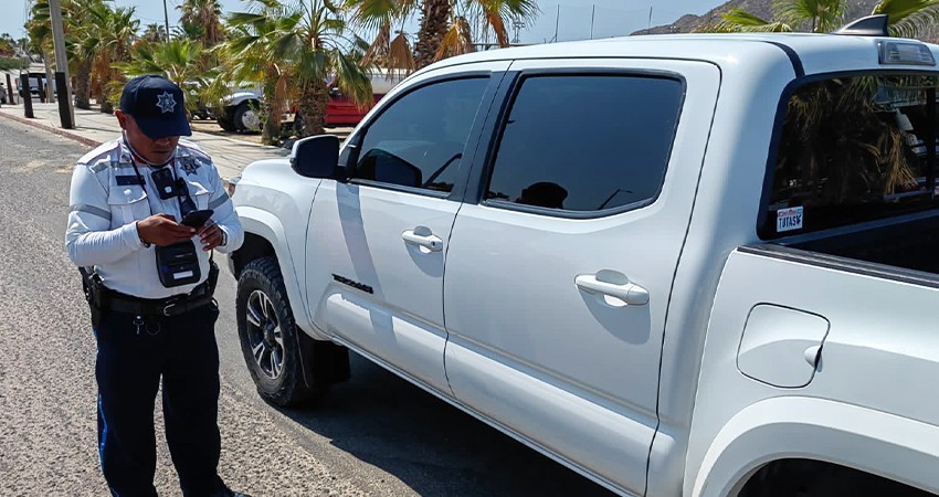 Prohibido los automóviles con polarizados oscuros en Los Cabos