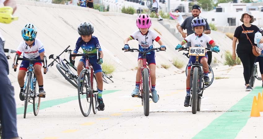 Celebran Carrera Ciclista Infantil en el Canalecón