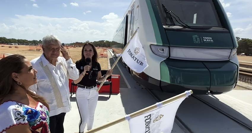 Aborda AMLO el primer vagón terminado del Tren Maya