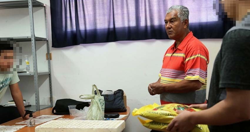 Aprenden jóvenes internos sobre construcción de huertos familiares