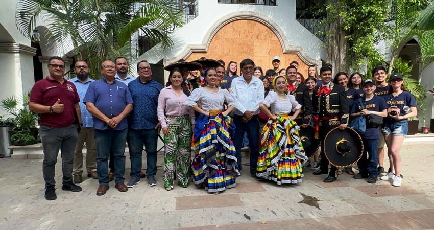 Entrega el alcalde Leggs Castro reconocimiento a participantes de las Fiestas de la Pitahaya