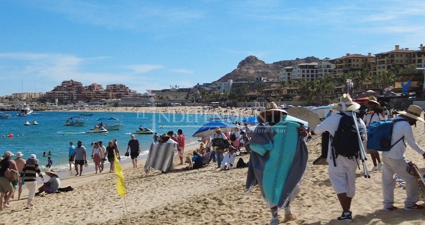 Rebasadas las playas cabeñas por comerciantes ambulantes: Leggs Castro