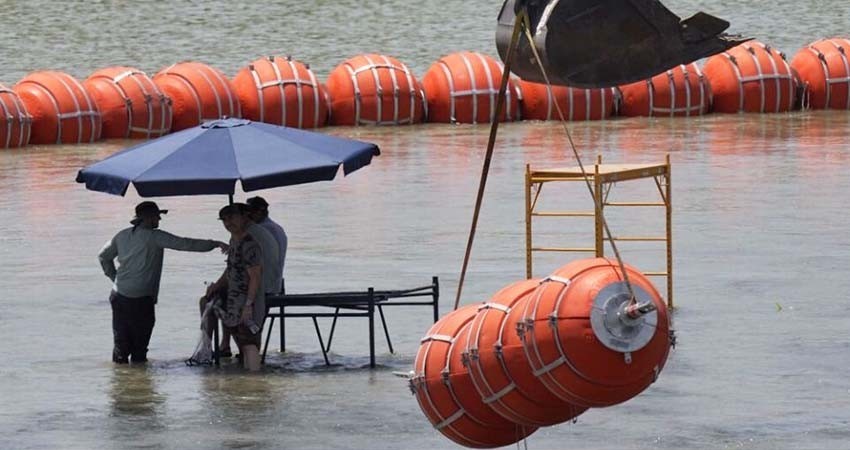 Gobernador de Texas rechaza retirar boyas del río Bravo pese a orden Federal