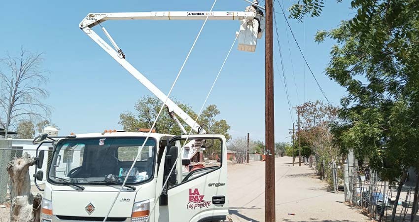 Rehabilitan e instalan luminarias en El Triunfo y Alfredo V. Bonfil