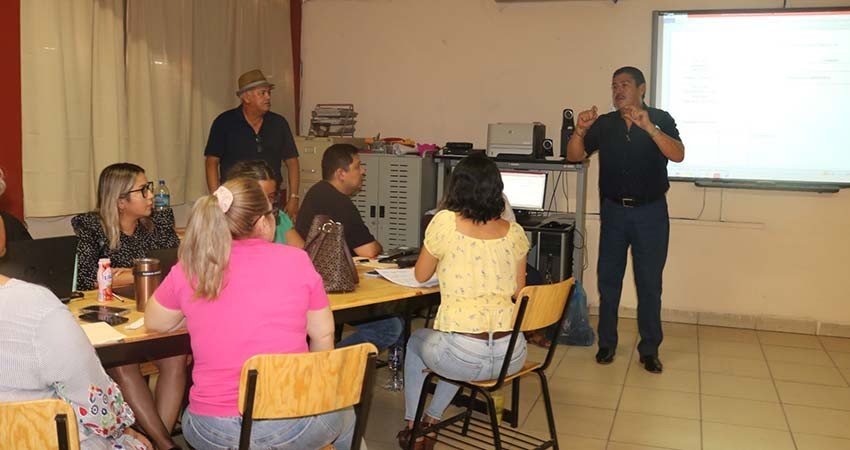 Participan más de mil 700 docentes de secundarias en capacitación intensiva