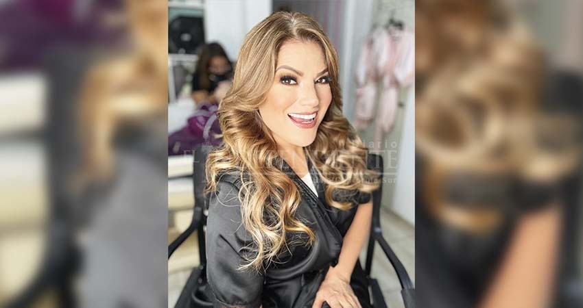 Cancela Diana Reyes su presentación en las fiestas patrias; dice sentirse burlada