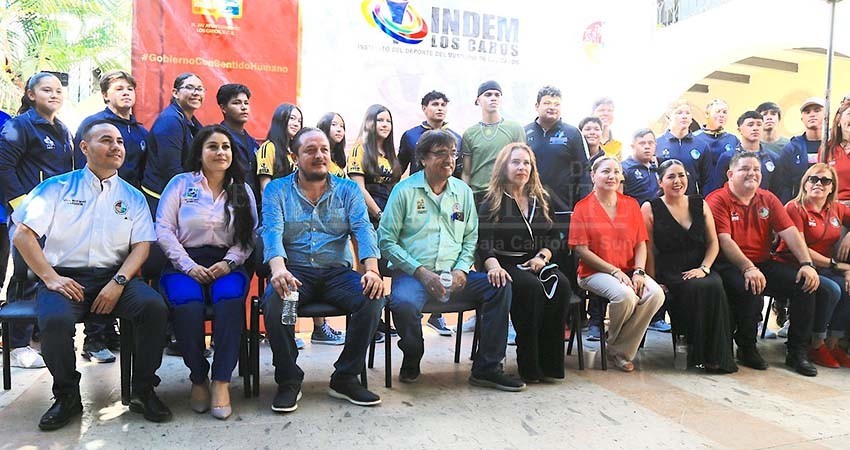 Entrega el Ayuntamiento Los Cabos becas deportivas a los atletas del municipio