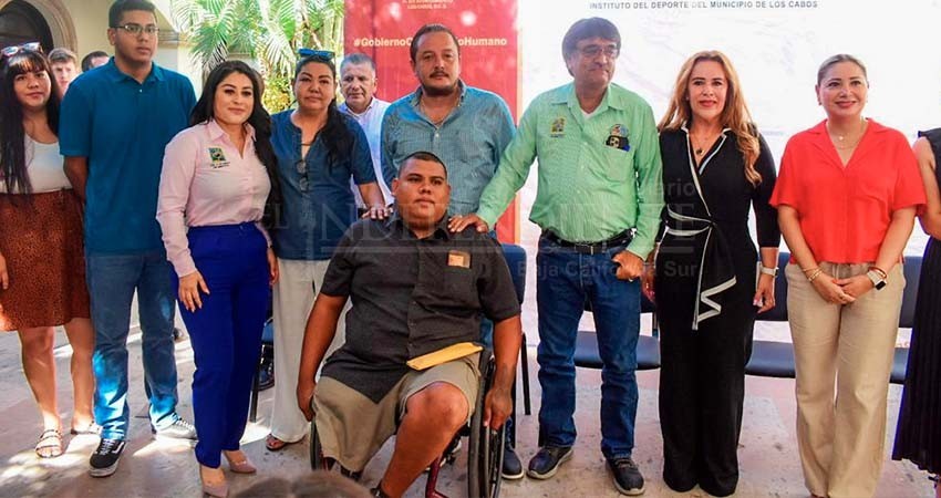 Alcalde Leggs Castro entregó apoyos sociales por 302 mil pesos