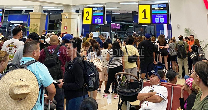Molestos usuarios de Volaris por cancelación de vuelos en Los Cabos