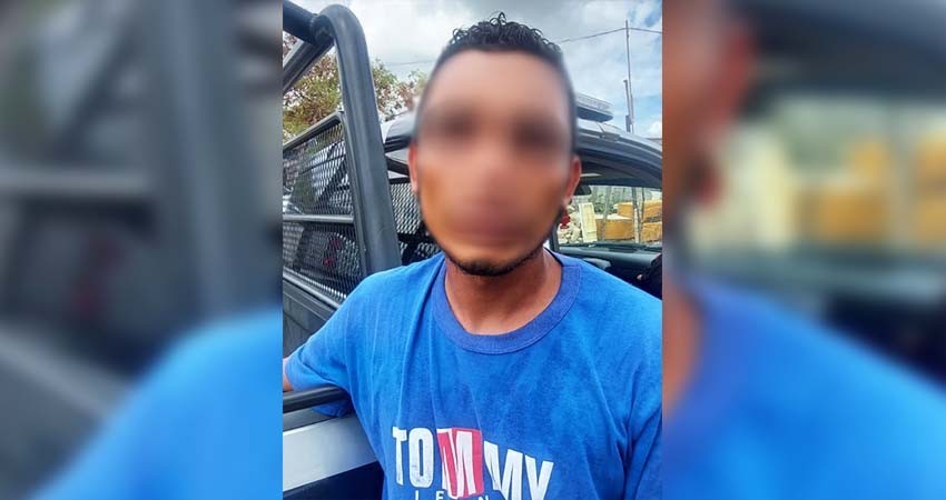 Detienen policías estatales a una persona por robo de vehículo