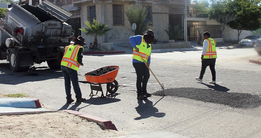 Inicia Ayuntamiento de La Paz programa emergente de bacheo y limpieza