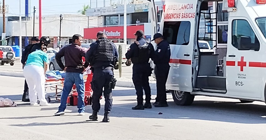 Joven se avienta del puente peatonal en Forjadores; fue llevada a un hospital