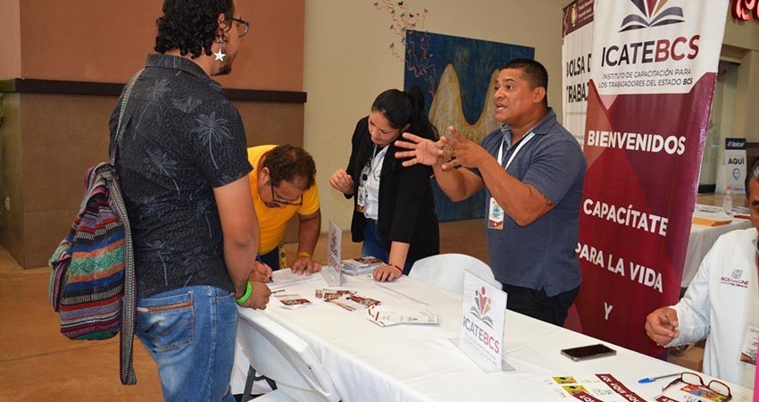 Participa ICATEBCS en la feria del empleo para la inclusión laboral de la juventud