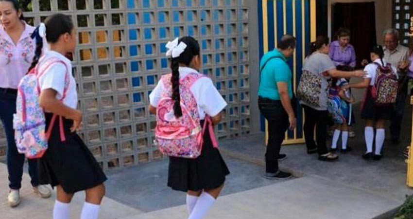 En medio polémica por libros de texto inician clases 24.4 millones de alumnos