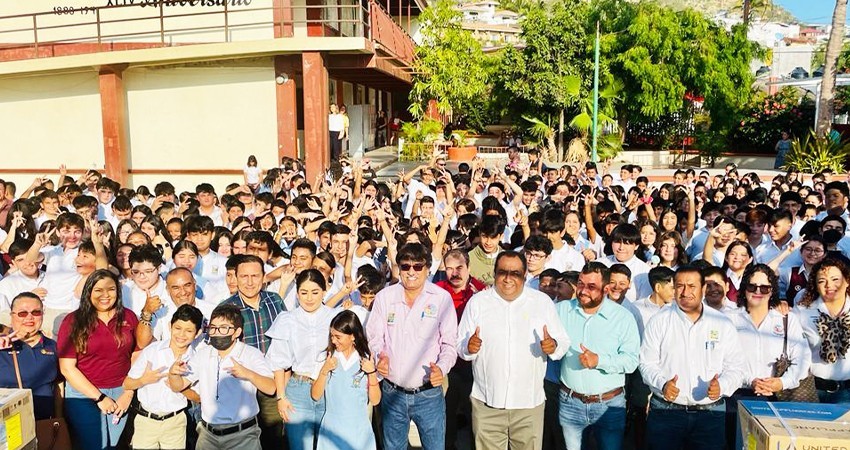 Entrega Leggs Castro equipos de aire acondicionado en secundaria de CSL