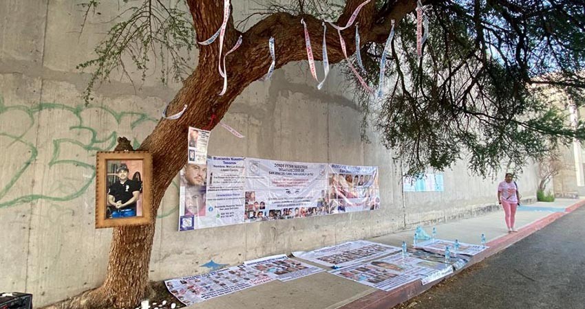 Con carpetas en blanco conmemoran Día de las Víctimas de Desapariciones Forzadas