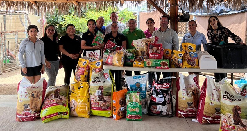 Empresa de Los Cabos realiza donación de alimentos para perros rescatados