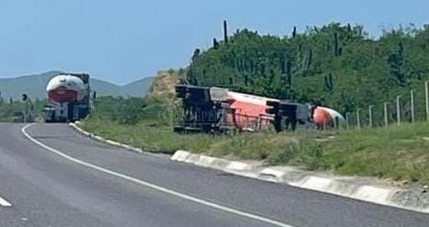 Restringen paso en carretera CSL - La Paz, por volcaduras de pipa