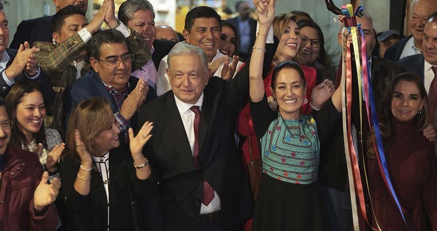 AMLO entrega ‘bastón de mando’ a Sheinbaum