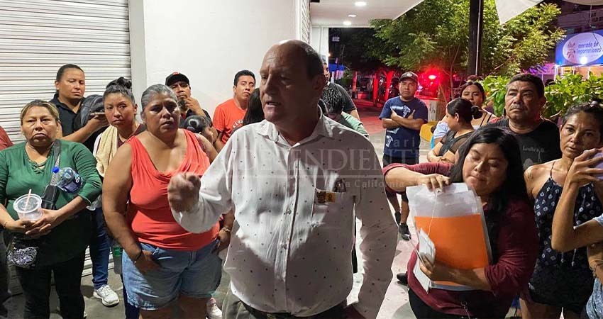 Confronta regidor a la directora del Comercio por presuntos actos de violencia hacia ambulantaje del Centro