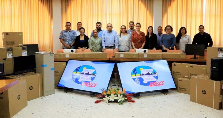 Fortalece UABCS sus actividades académicas con la entrega de equipamiento tecnológico y unidades vehiculares