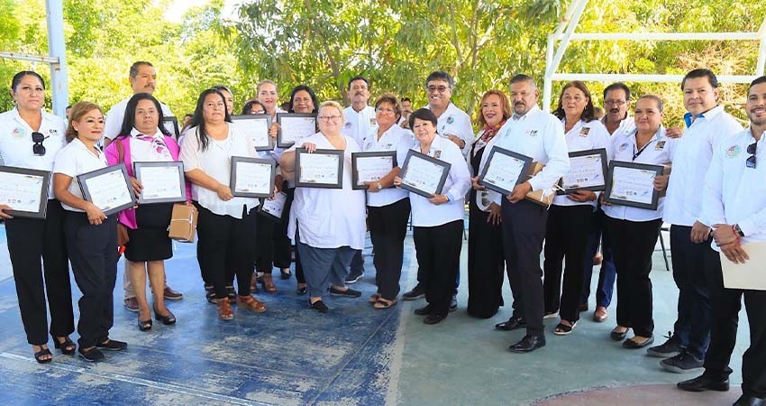 Entrega el alcalde de Los Cabos reconocimientos a personal del DIF con más de 20 años de servicio