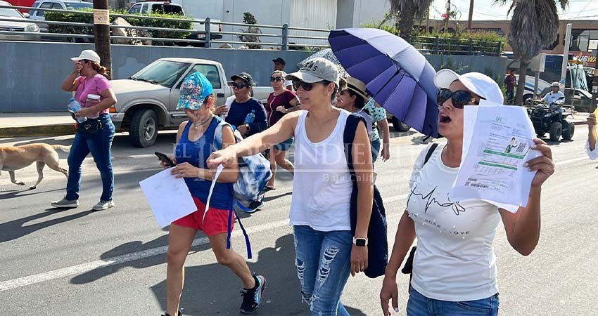 Denuncian ciudadanos costos abusivos en cobros de la CFE; ciudadanos protestan