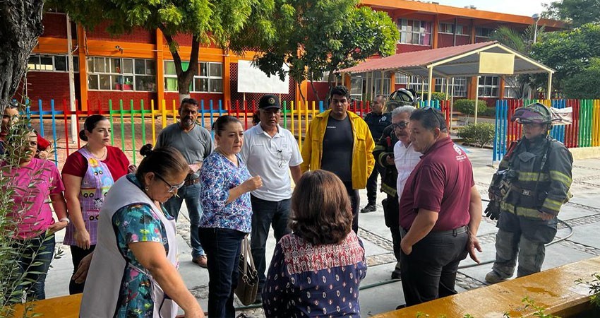 Evacuan plantel educativo por reporte de fuga de gas
