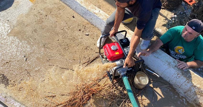 Trabaja el personal de OOMSAPAS La Paz en la reparación de fugas de agua potable