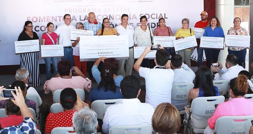 Entrega el gobernador Castro Cosío 1 mdp en apoyos para economía social