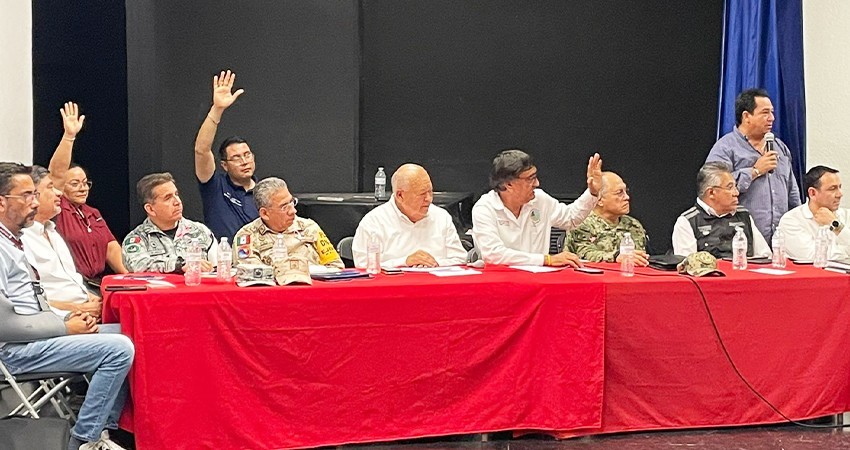 Sesiona PC junto alcalde de Oscar Leggs y gobernador de BCS Castro Cosío sobre evolución de huracán “Norma”
