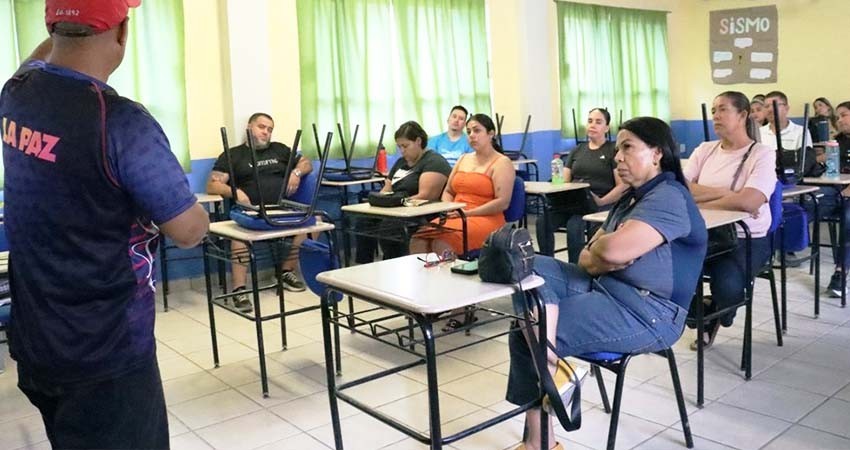Imparten sesión de psicología deportiva para padres y madres de atletas de La Paz