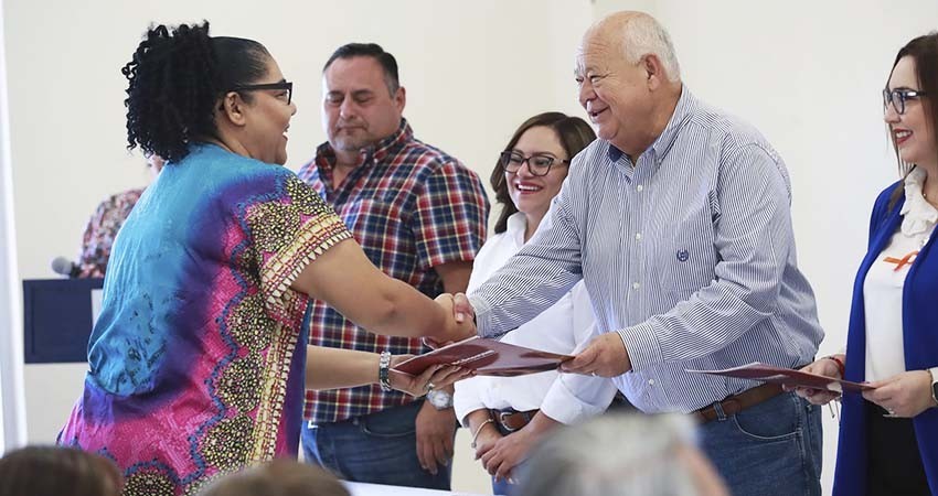 Entrega gobernador Castro Cosío concesiones en modalidad de taxi en Loreto