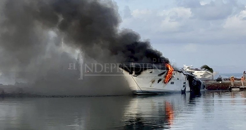Incendio en Marina Palmira deja 4 embarcaciones semi hundidas y una a flote